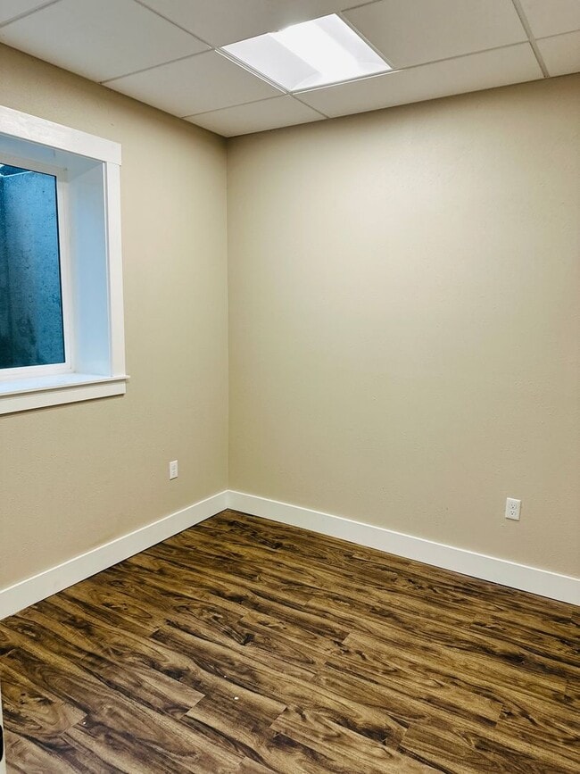 Building Photo - Charming Vintage Farm House