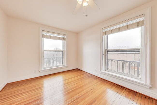 Building Photo - Modern comfort and classic charm!