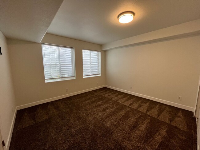 Building Photo - 5 Bed, 3.5 Bath with A/C, Available Now! -...