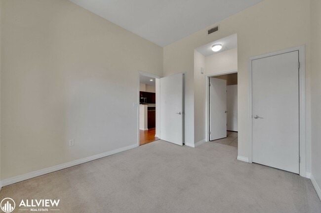 Building Photo - Location, Luxury, and Lifestyle – Top Floo...