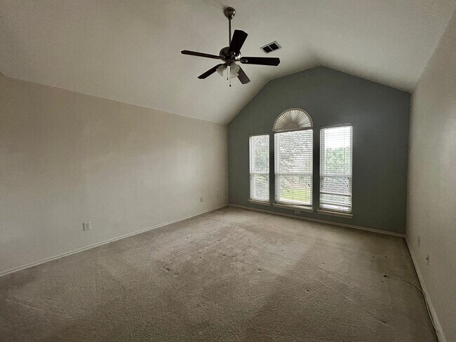 Building Photo - Spacious Home in BISD