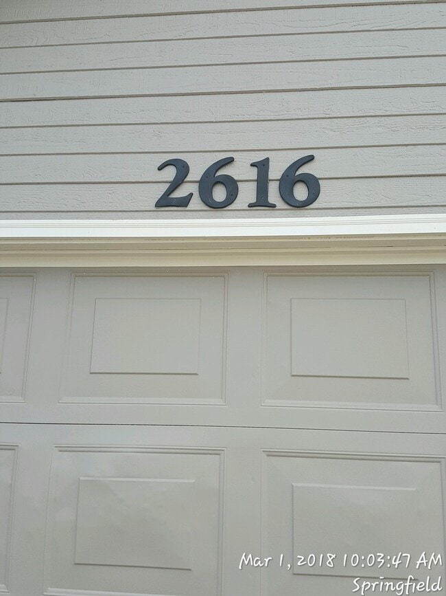 Primary Photo - 2 bed 1 bath duplex w/ 1 car garage! Lawn ...