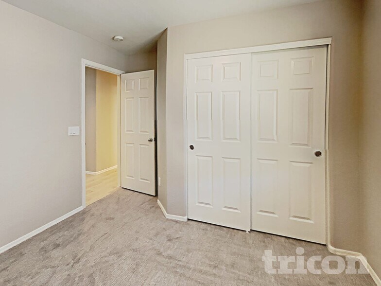 Building Photo - 21659 W Durango St