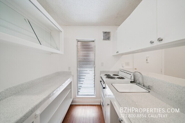 Building Photo - 7544 Hampton Ave