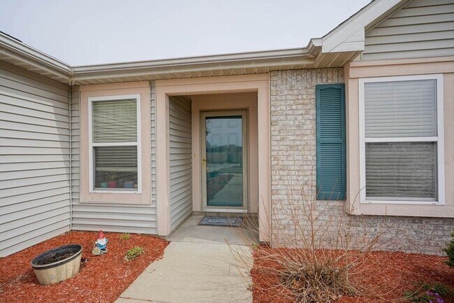 Building Photo - South side 3 Bedroom, 2 Bath Home, w/ 2 car attached garage