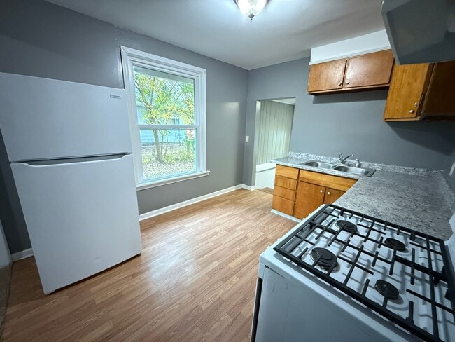 Building Photo - Single-Family Home Close to Henry Ford Hos...