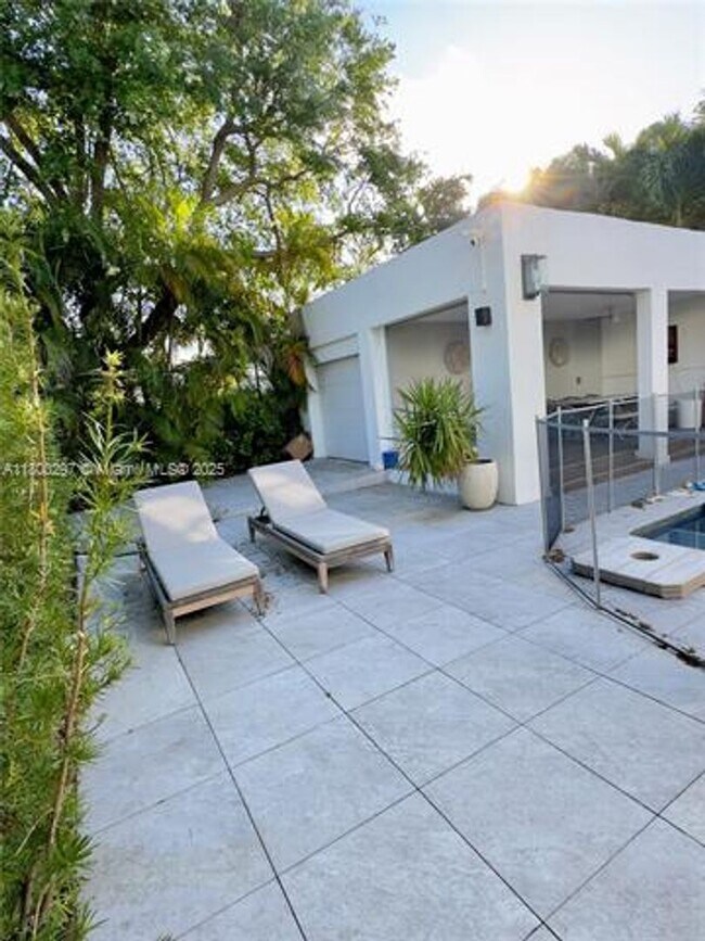 Building Photo - 835 SW 22nd Rd