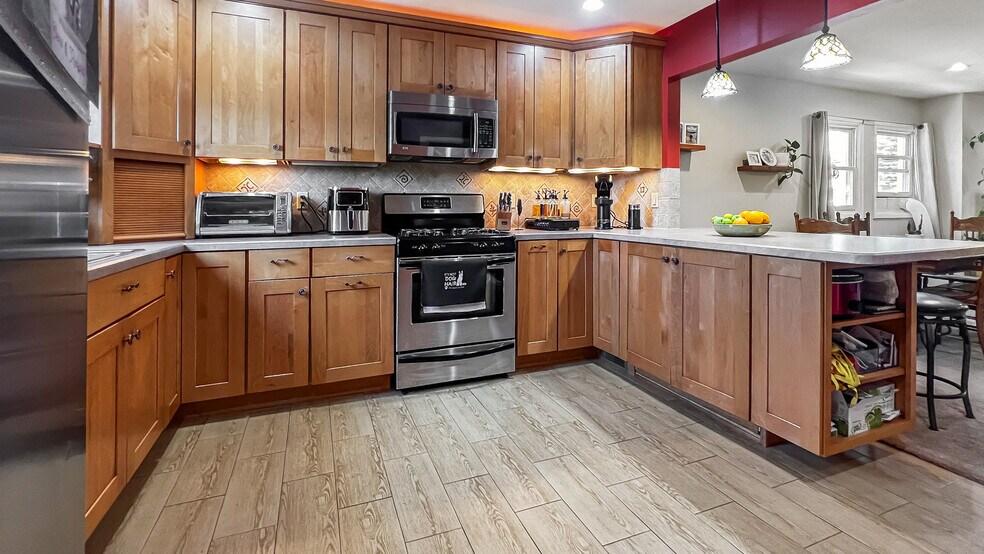 Building Photo - 106 6th Ave