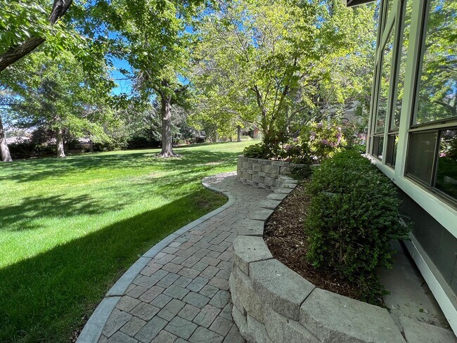 Building Photo - 2720 W Lake Ridge Shores