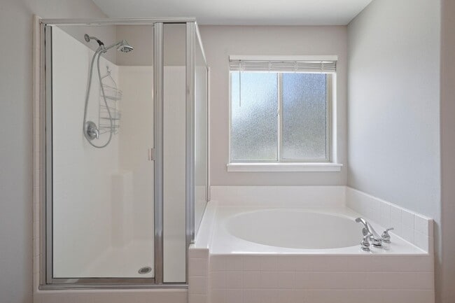 Building Photo - Huge home, recent upgrades!  Like new!