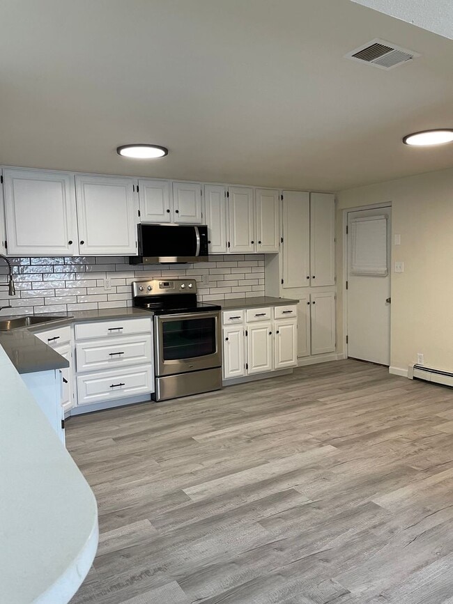 Building Photo - STUDENTS WELCOME! Spacious 3-Bedroom / 1-Bath Duplex w/ Fenced Backyard