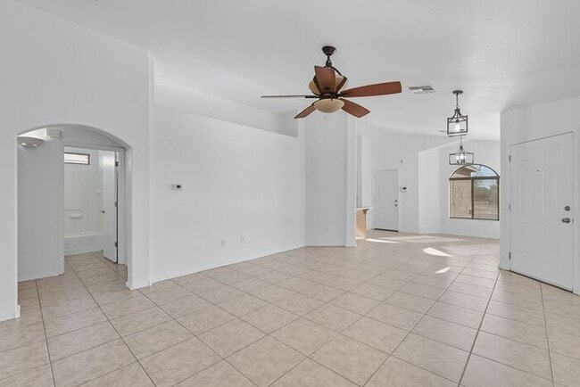 Building Photo - Bright & Inviting Tucson Home Near Davis-M...