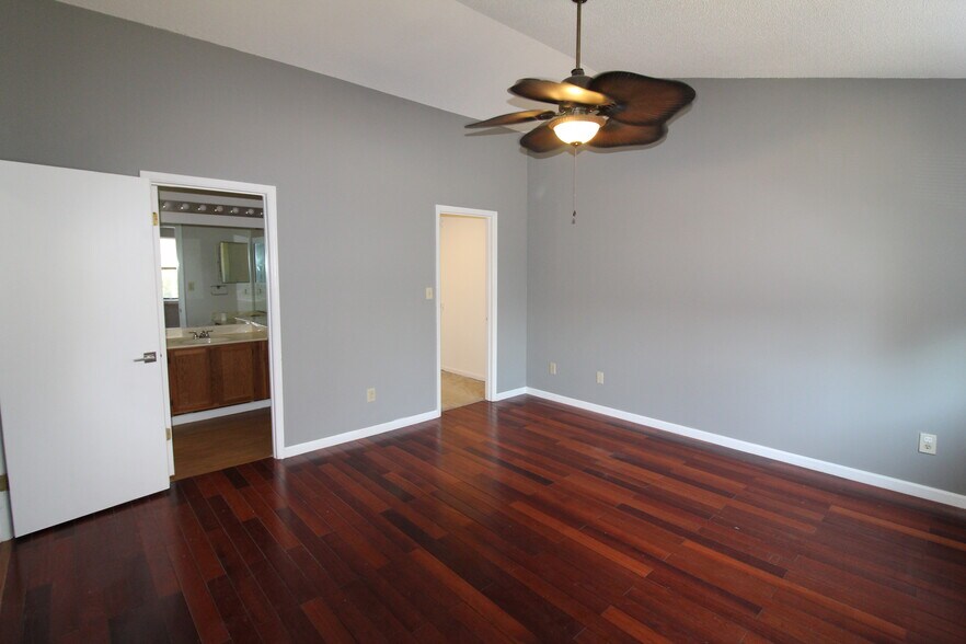 Building Photo - 530 Roys Ct