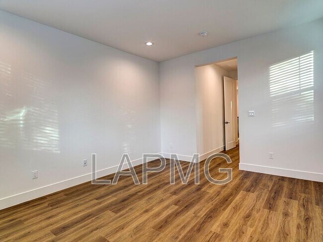 Building Photo - 5600 W 78th