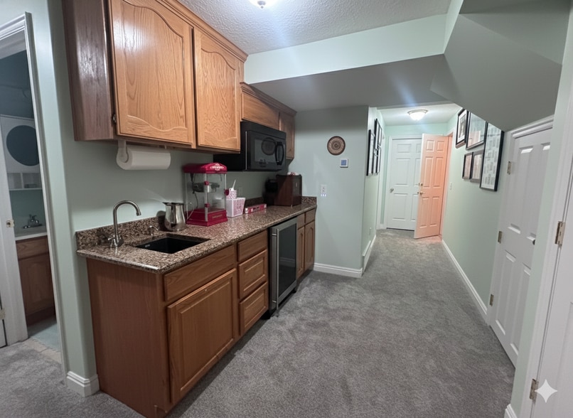 Wet bar/kitchenette in basement - 9287 S Avignon Pl