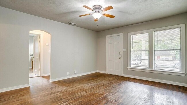 Building Photo - 410 McCarty St