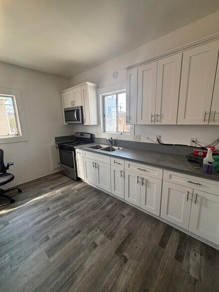 Building Photo - 2515 S Catalina St