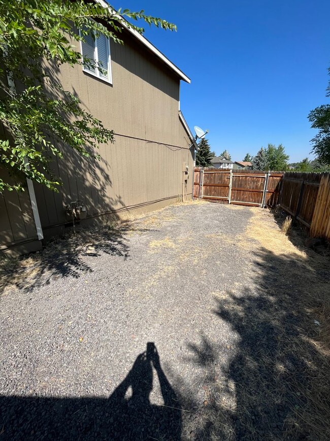 Building Photo - Large 3 Bed/2.5 Bath Located in Providence Neighborhood