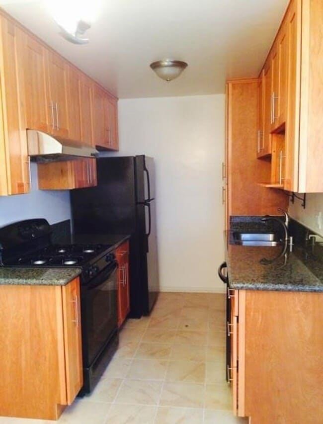 Building Photo - Beautiful One bedroom in gated complex one block from Ocean In Long Beach