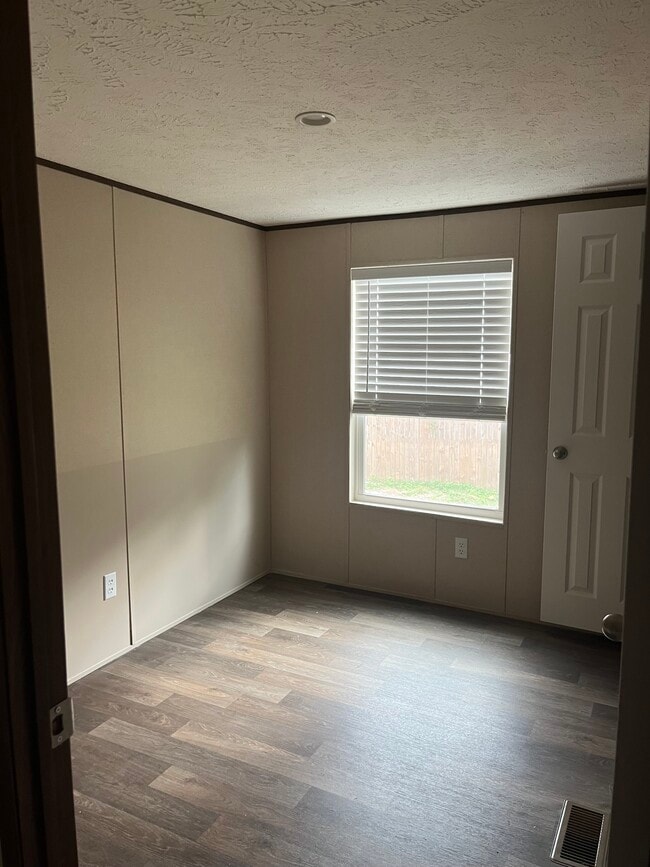 Building Photo - 4374 Loys Dr