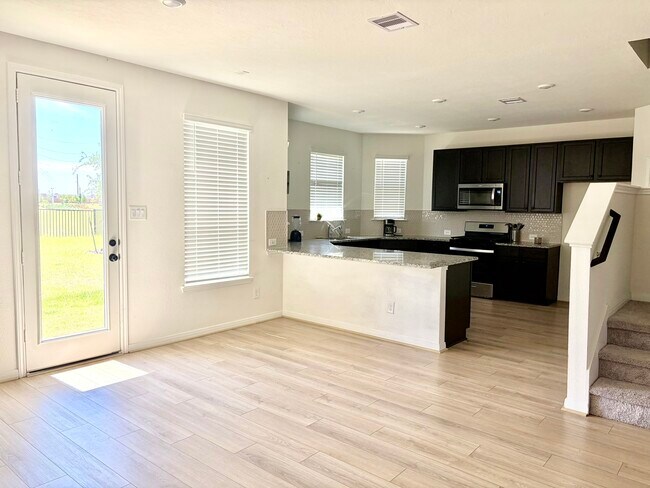 Building Photo - 4841 Sun Fls Dr