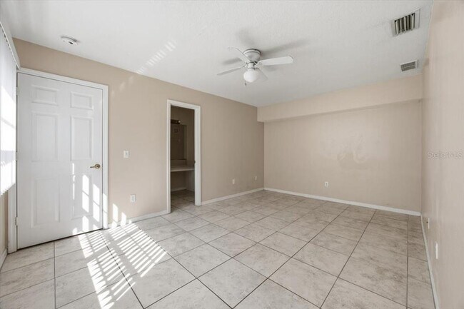 Building Photo - 2918 Fan Palm Dr