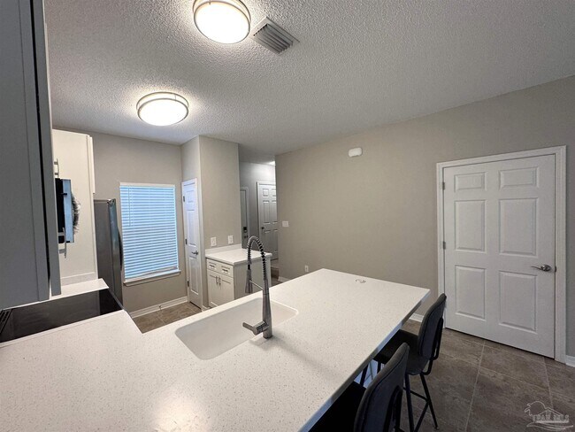 Building Photo - 2703 Bay Club Dr