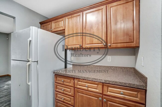 Building Photo - 1115 N Byrne Rd