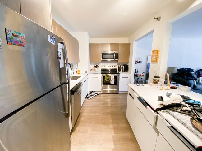 Building Photo - 1250 N La Salle Dr