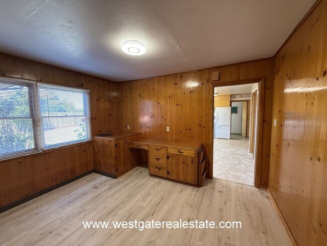 Building Photo - 427 Corona Rd