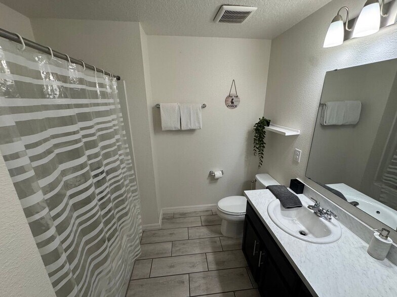 Building Photo - 604 Bullrush Ct