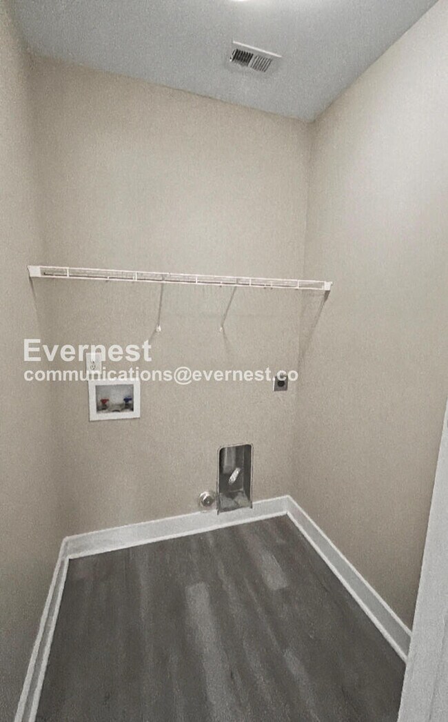 Building Photo - 4 Bed, 2.5 Bath Home with Garage / Pet-Friendly / Available Now!