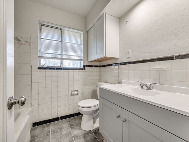 Building Photo - Updated home in Heart of OKC + 4 bedrooms