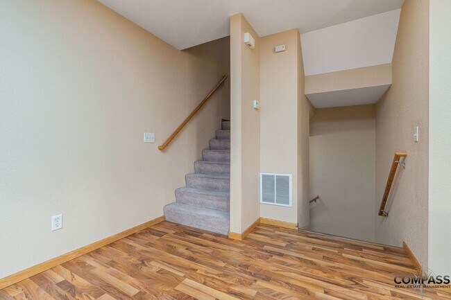 Building Photo - SPACIOUS UPDATED TOWNHOME WITH IN-UNIT LAUNDRY