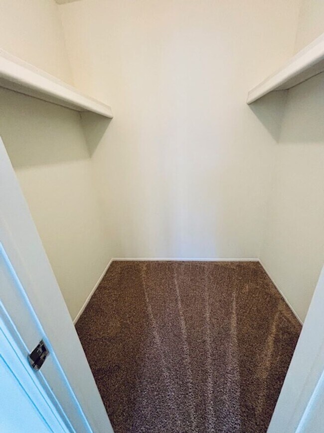 Building Photo - Beautiful 2 bedroom upper condo with 1 car garage, Harrison Township