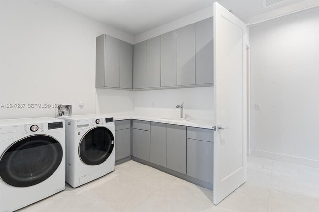 Building Photo - 14930 SW 16 Ct