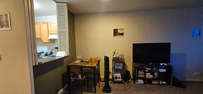 Building Photo - 555 W Cornelia Ave