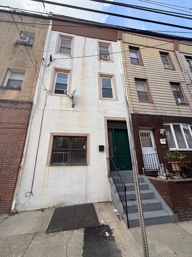 Building Photo - 2246 S 15th St