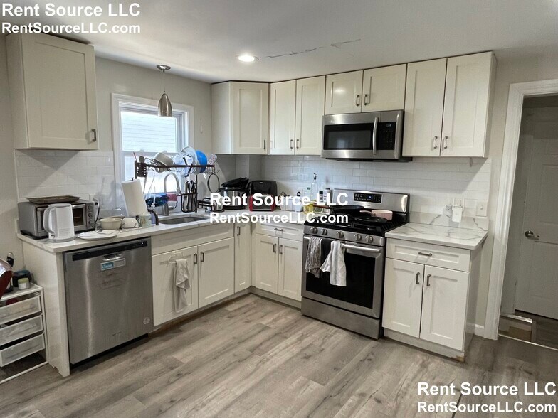 Building Photo - 73 Thorndike St