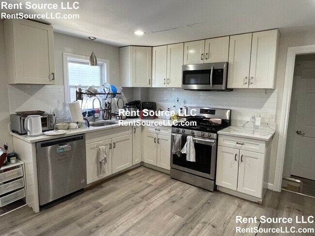 Building Photo - 73 Thorndike St