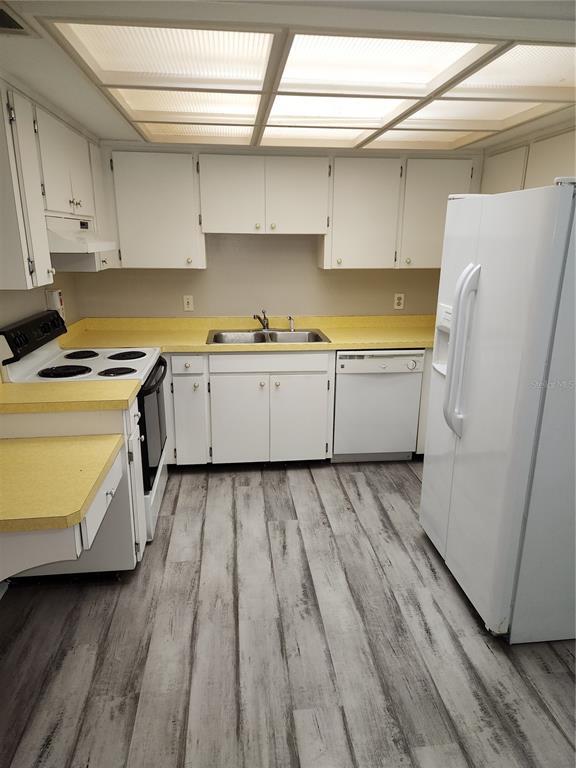 Building Photo - 906 Robinhood Ct