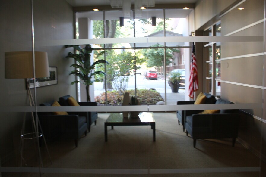 Building Photo - 555 W Cornelia Ave