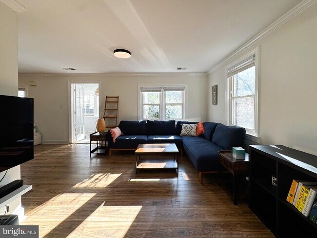 Building Photo - 10712 Warwick Ave