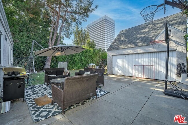 Building Photo - 6249 Del Valle Dr