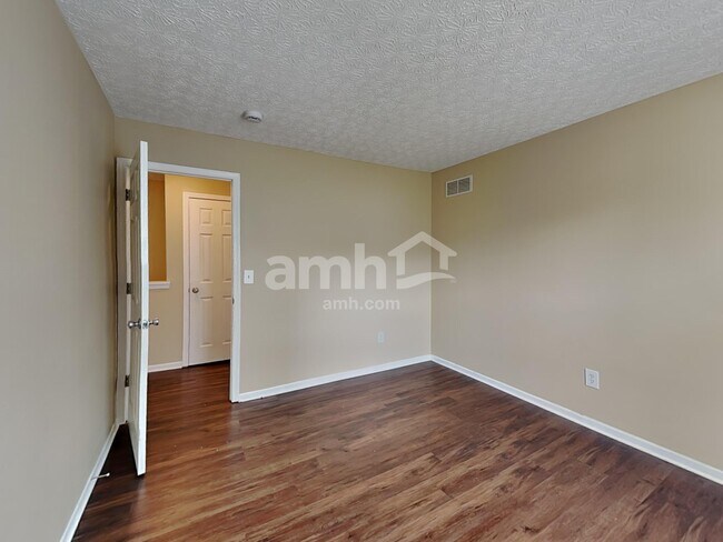 Building Photo - 512 Longview St