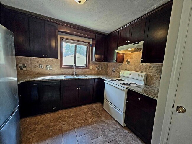 Building Photo - 2982 Hillwood Dr NW