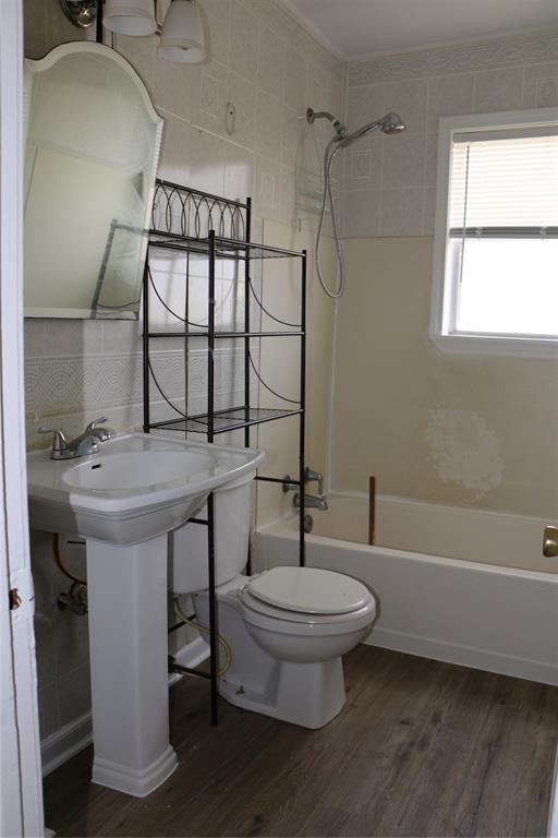 Building Photo - 502 W 8th St