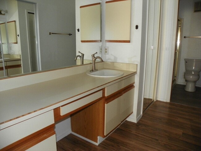 Building Photo - 823 Country Club Dr SE