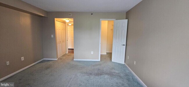 Building Photo - 10101 Grosvenor Pl