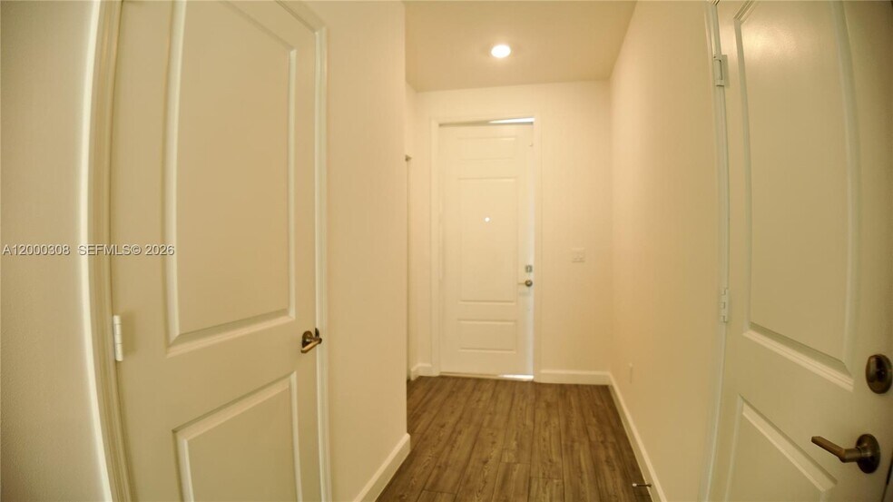 Building Photo - 4612 Hollister Ave